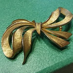 Gold bow  brooch